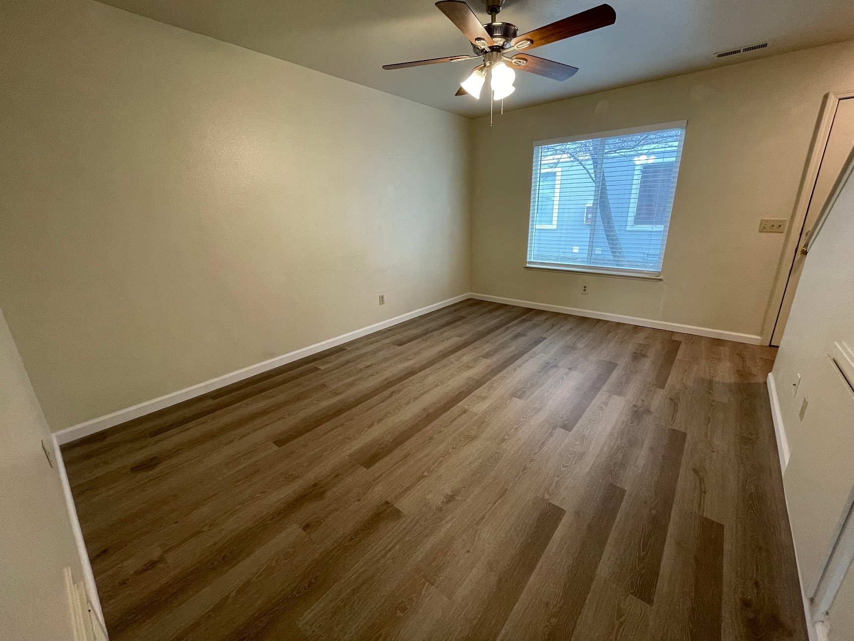 3905 Pheasant 3 living rm 1